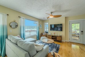 Smart TV, fireplace, stereo