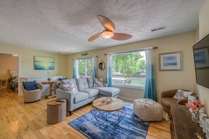 Smart TV, fireplace, stereo - Boone Lake House near Marina TriCities Airport  (Kingsport)