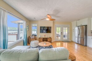 Smart TV, fireplace, stereo