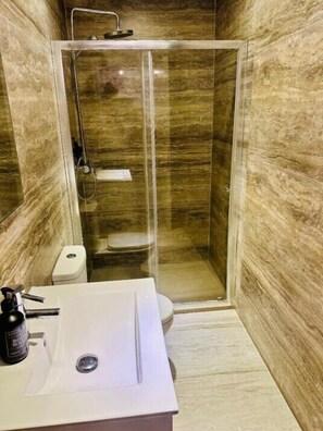 Exclusieve villa | Badkamer | Een douche, gratis toiletartikelen, een haardroger, handdoeken