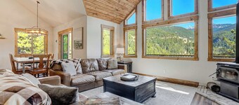 Valley Vista Lodge! Hot Tub, Fire-pit w Mtn Views!