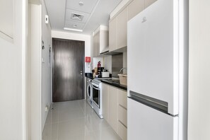 ثلاجة، ميكروويف، مائدة طعام