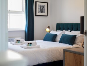 3 bedrooms, iron/ironing board, free WiFi, bed sheets - Beautiful Family Home Sleeps 6 - Pass the Keys (Emsworth)