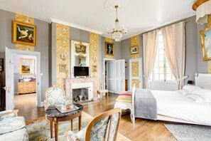 Habitación doble Deluxe | Decoración personalizada, muebles diferentes, escritorio y wifi gratis