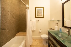 Haartrockner, Handtücher, Seife, Shampoo