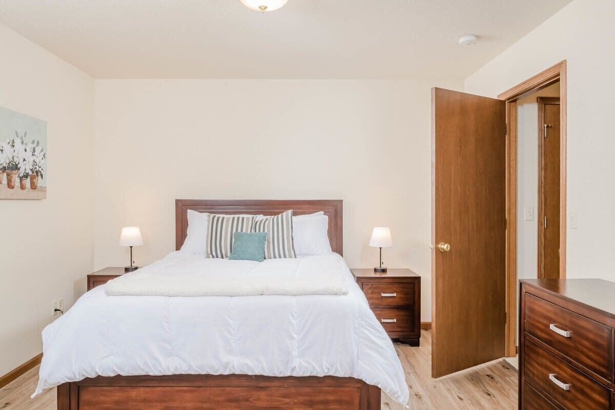 3 bedrooms, iron/ironing board, WiFi, bed sheets