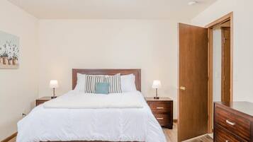 3 bedrooms, iron/ironing board, WiFi, bed sheets