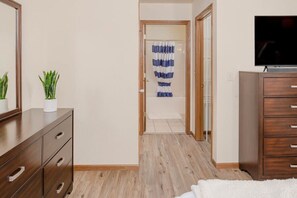 3 bedrooms, iron/ironing board, WiFi, bed sheets