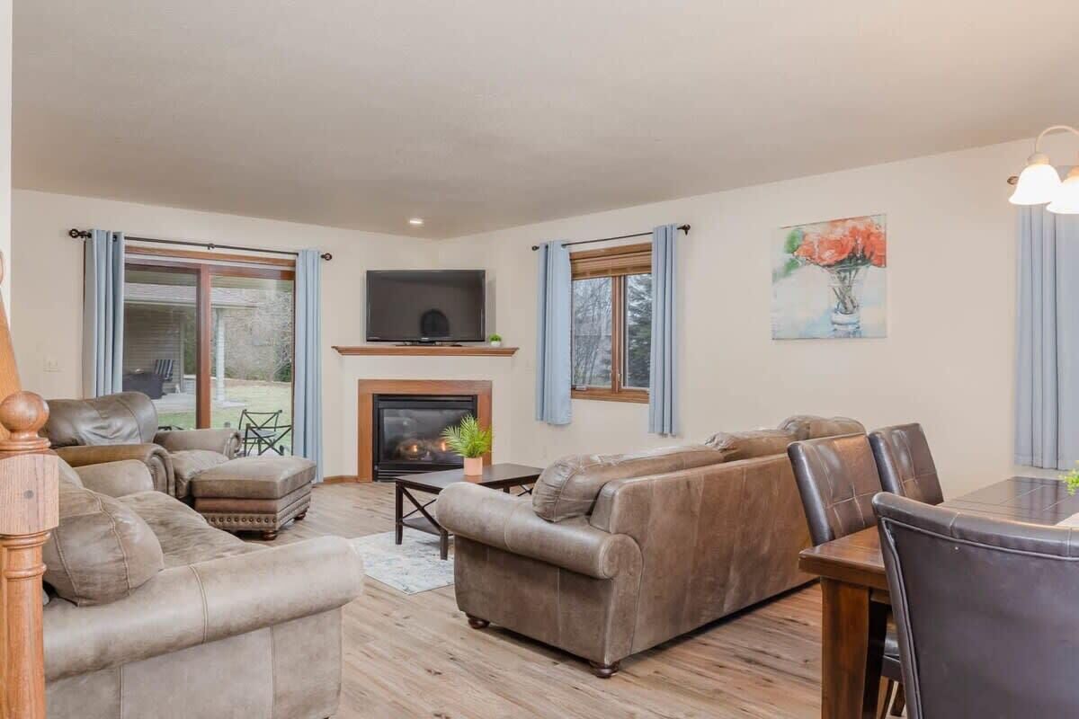 TV, fireplace, offices