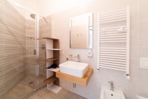 Shower, free toiletries, hair dryer, bidet - Design Apartment - Central Station (Milano)