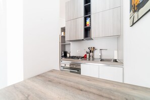 Kühlschrank, Mikrowelle, Ofen, Herdplatte