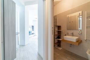 Dusche, kostenlose Toilettenartikel, Haartrockner, Bidet