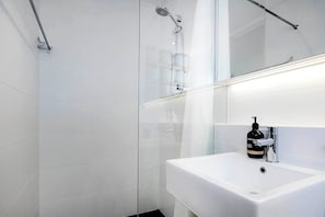 Shower, shampoo