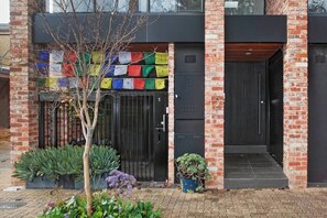 Exterior detail - Serenity in the City - 1BD Studio, Wifi, CBD (Adelaide)