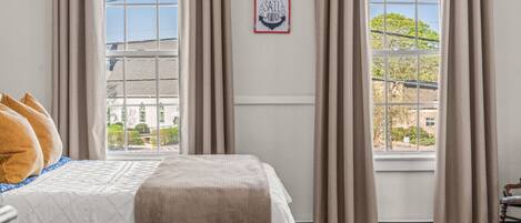 6 quartos, escrivaninha, ferros/tábuas de passar roupa, berço de viagem