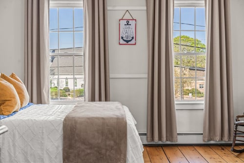 Historic 6BR Gurdon S. Allyn House in Mystic, Walk to Seaport & Downtown