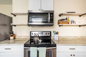 ثلاجة، ميكروويف، فرن، موقد طهي مسطح