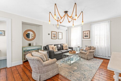 Historic 6-Bed Pet-Friendly Home, Walk to Seaport