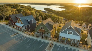 Un quartier résidentiel avec des maisons, un parking et un lac en arrière-plan.