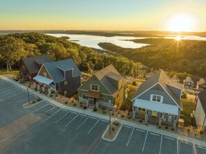 Exterior - Lakeview! Private putting! Hot tub! (Branson)