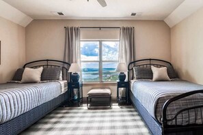 5 makuuhuonetta, työpöytä, silitysrauta/-lauta, vauvan matkasänky