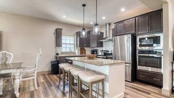 Jääkaappi, mikroaaltouuni, uuni, liesi