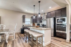 Fridge, microwave, oven, stovetop - Lakeview! Private putting! Hot tub! (Branson)