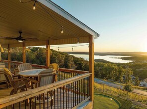 Outdoor dining - Lakeview! Private putting! Hot tub! (Branson)