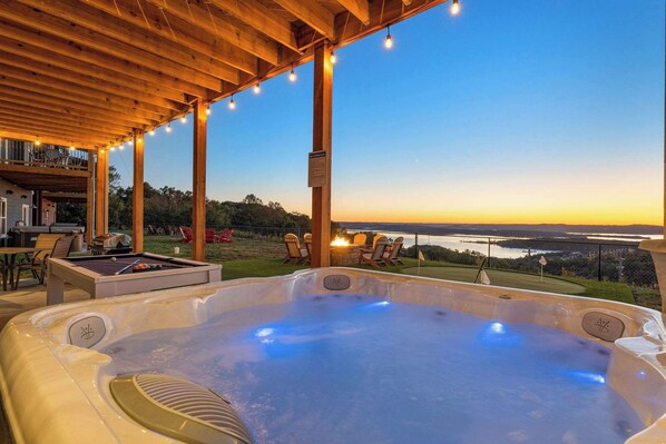 Terrace/patio - Lakeview! Private putting! Hot tub! (Branson)