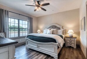 5 bedrooms, desk, iron/ironing board, travel cot - Lakeview! Private putting! Hot tub! (Branson)