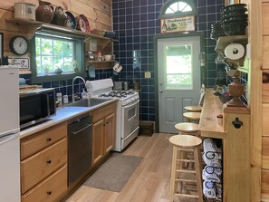 Microwave, oven, stovetop, dishwasher - The Pottery Cabin (Leicester)