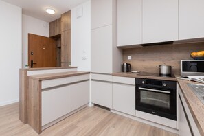Microwave, dishwasher, cookware/dishes/utensils - Apartment Kochanowskiego by Renters (Gdansk)