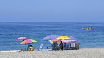 En la playa, camastros y toallas de playa