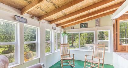 Great Views- Large Private Yard - Sauna - Deck. Trailers OK STR2024-098