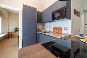 Køleskab, mikrobølgeovn, ovn, kogeplade