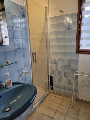 Sèche-cheveux, savon, papier toilette