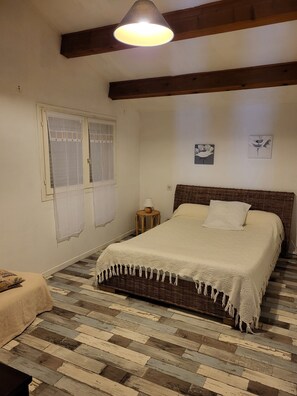 Een strijkplank/strijkijzer, reisbedje