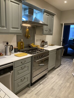 Fridge, microwave, oven, stovetop - Stay in a grand old house, close to Hebden Bridge with parking & pet friendly. (Hebden Bridge)