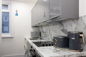 Réfrigérateur, four à micro-ondes, un four, surface de cuisson