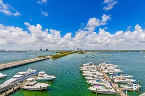 Marina - Waterfront Studio in the Heart of Miami | Skyline & Bay Views (North Bay Village)