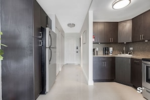 Kühlschrank, Mikrowelle, Ofen, Herdplatte