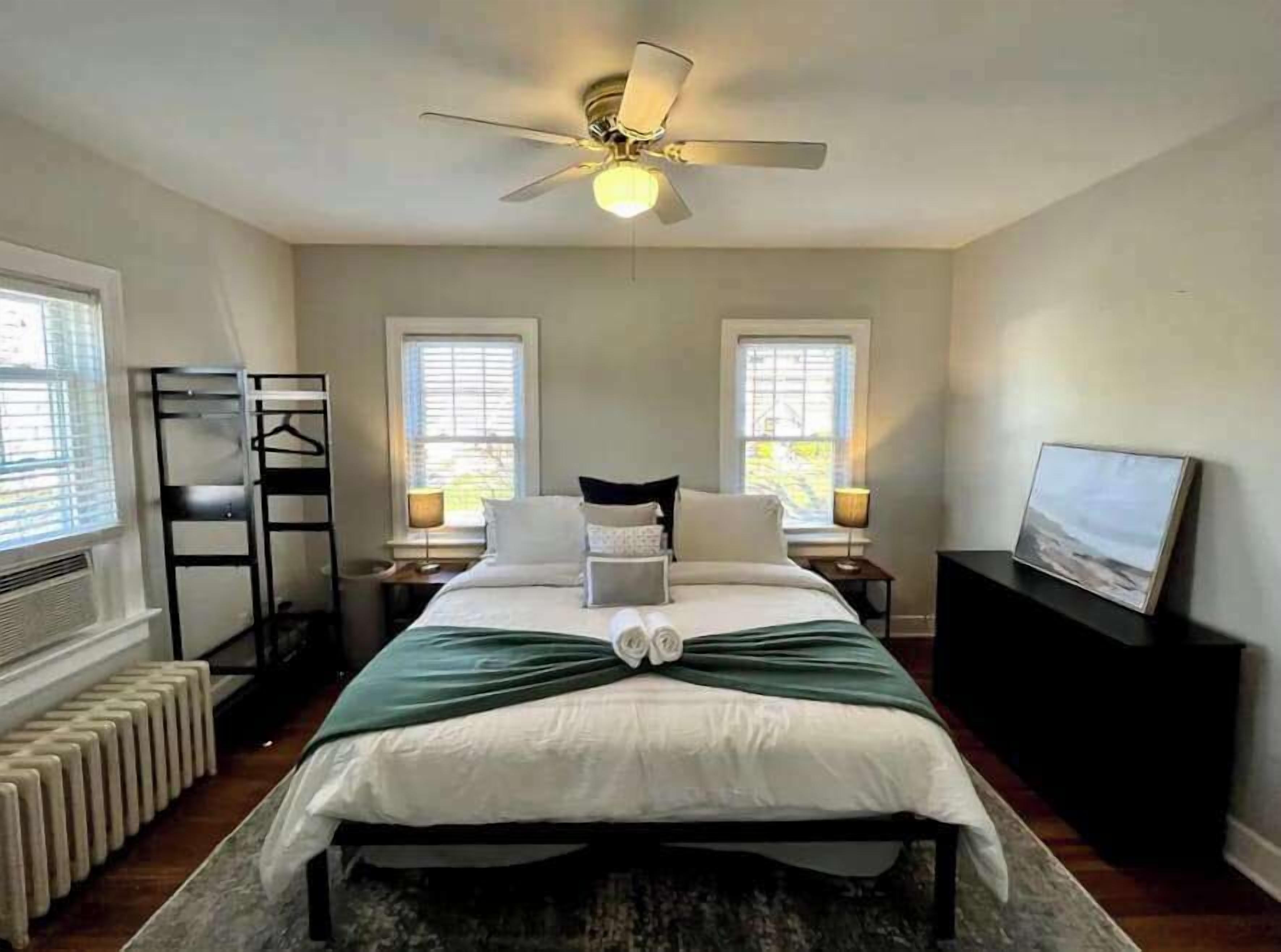 2 bedrooms, desk, iron/ironing board, WiFi