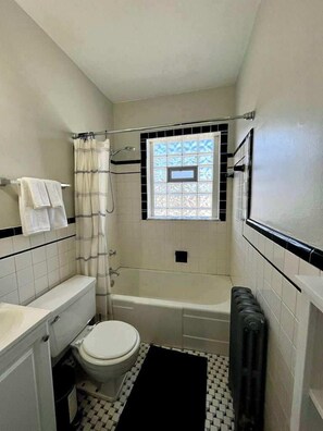 Bañera, secador de pelo, toallas, shampoo