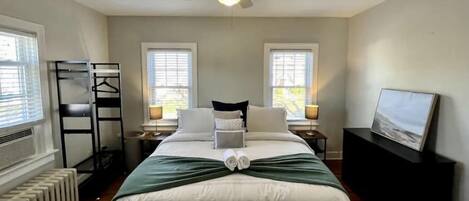 2 bedrooms, desk, iron/ironing board, WiFi