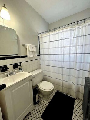 Badewanne, Haartrockner, Handtücher