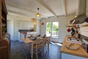 Fridge, microwave, oven, stovetop - Holiday Home in Locquirec near Sandy Beaches (Locquirec)