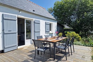 Outdoor dining - Holiday Home in Locquirec near Sandy Beaches (Locquirec)