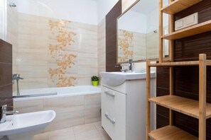 Baignoire, sèche-cheveux, bidet, serviettes fournies