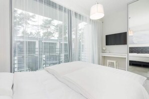 2 bedrooms, travel cot, free WiFi, bed sheets