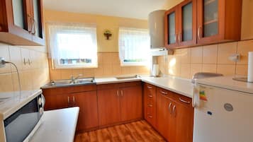 Geladeira, micro-ondas, cooktop, cafeteira/chaleira